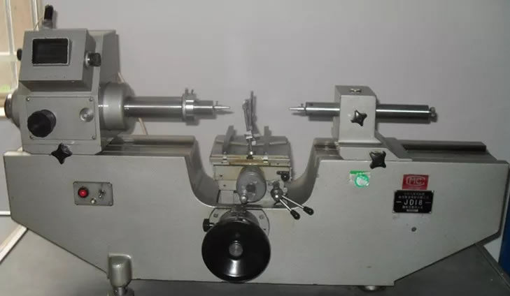 Universal length measuring instrument